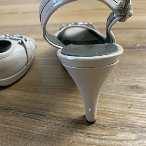 ❤️❤️Anne Klein Light Creamy Beige Lion Logo Strapped High Heels - Picture 4 of 6